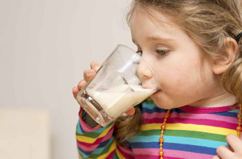 Давать коровье молоко можно детям после 1 года