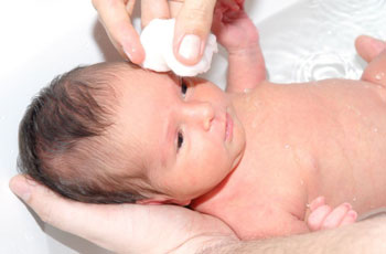 Промывание загноившихся глазок у новорожденного фурацилином