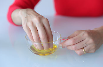 Применение касторового масла для укрепления ногтей и кутикулы