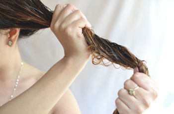 Маска для волос с применением витаминов в ампулах А и Е для питания волос