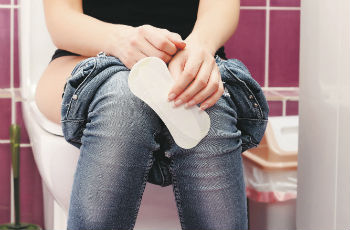 Причины окрашенных выделений перед менструациями