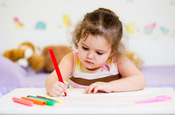 Ребенок 4 лет учиться держать карандаш