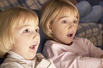 Ребенок смотрит телевизор - это польза или вред?