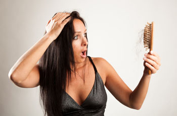 Витамины от выпадения волос, в каких продуктах содержатся, обзор аптечных препаратов, витаминные маски для волос