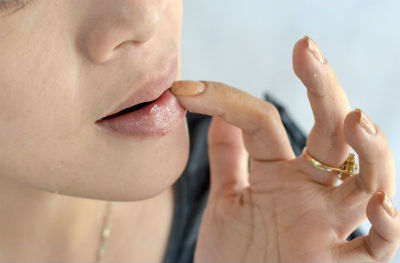 Как восстановить кожу губ