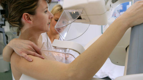 Рентген-обследование женской груди позволяет обнаружить мелкие новообразования