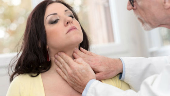 Обследование щитовидки начинается с осмотра врачом