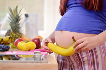 Что нежелательно есть во время беременности. Как правильно питаться беременной. Фрукты и ягоды