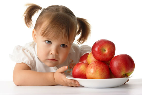 Сладости для детей лучше заменить фруктами