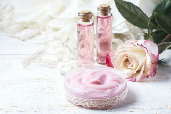 Розовая цветочная вода