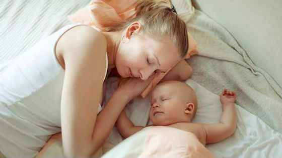 Мама и ребенок спят вместе