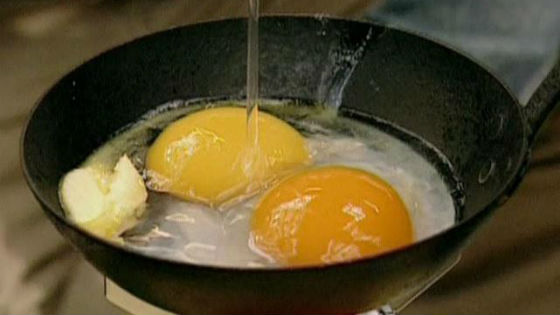 Приготовление яиц гусыни на сковороде