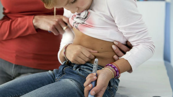 Ребенка постарше нужно научить делать инъекции инсулина самостоятельно