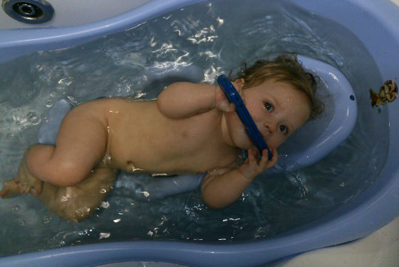 Горку для купания используют, пока ребенок не сидит самостоятельно