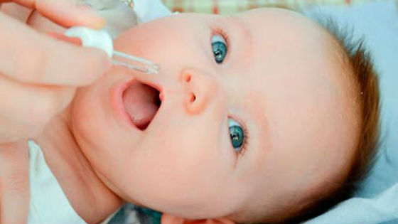 При насморке закапывать нос ребенку следует физраствором