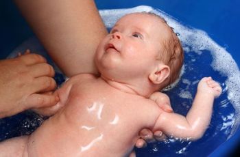 Какие правила необходимо соблюдать при купании новорожденных?