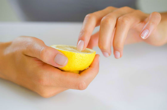 Лимонная вода для осветления ногтевой пластины