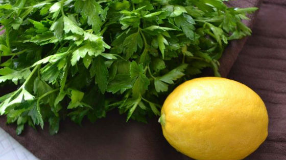 Лимон и петрушка для остановки кровотечения во время менструации