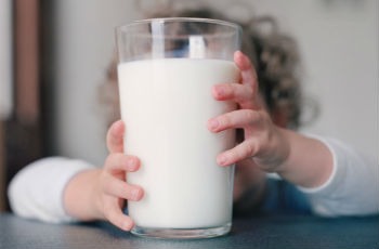 Коровье молоко для ребенка первого года жизни