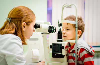 Врач-офтальмолог диагностирует у ребенка амблиопию