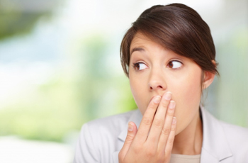 Неприятный запах изо рта, причины, как избавиться