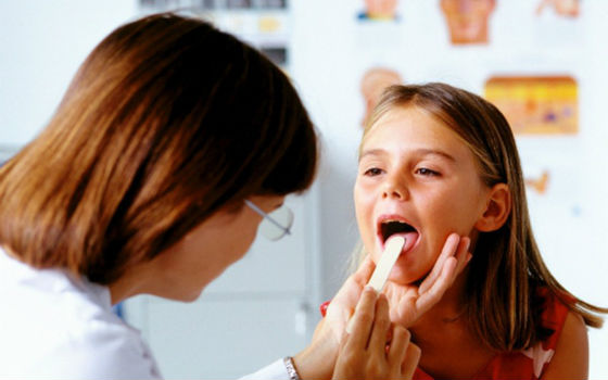Многие вирусные заболевания проявляются болями и покраснением в горле
