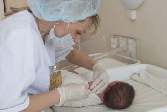 Первые прививки новорожденный получает в роддома в первые сутки жизни