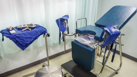 Гинекологическое кресло и инструменты для хирургического аборта