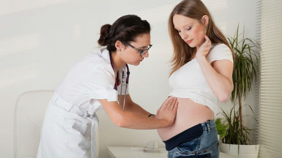 При любых отклонениях у беременной женщины важно сразу посетить врача