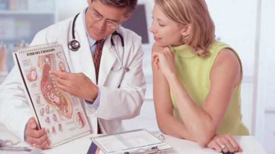 При постоянных болях в животе следует посетить гинеколога