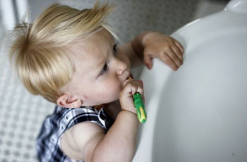 Ребенок в 3 года чистит зубы