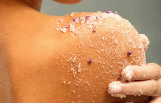 Очистить и подлечить кожу помогают солевые скрабы