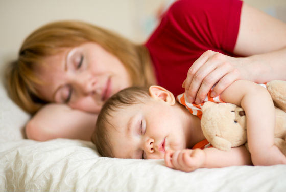 Любимая игрушка и присутствие мамы поможет малышу успокоиться