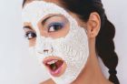Домашняя лифтинг-маска для кожи лица с белой глиной и виноградным соком