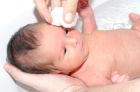 Промывание загноившихся глазок у новорожденного фурацилином