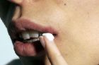 Лечение заедов в уголках губ противомикробной мазью