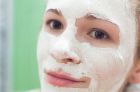 Нанесение маски из белой глины для кожи лица