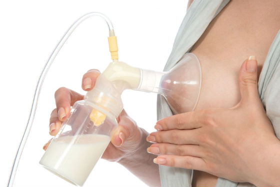 Сцеживание грудного молока при помощи молокоотсоса