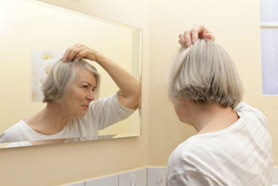 Волосы начинают выпадать при климаксе из-за гормональной перестройки организма