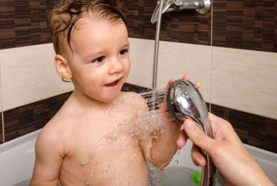 Водные процедуры для закаливания ребенка