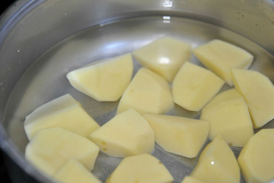 Перед приготовлением картофель необходимо вымочить