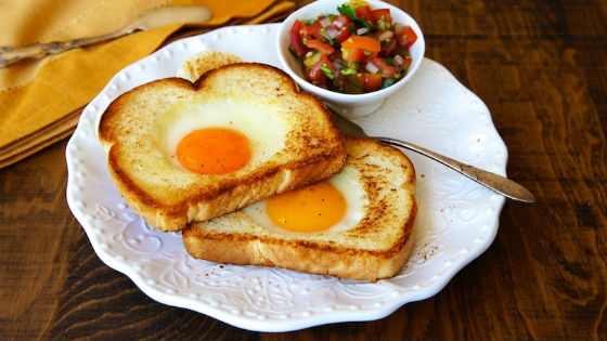 Завтрак состоит из яиц и кусочка хлеба