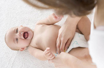 Причины появления зеленого стула у новорожденных, замена подгузника